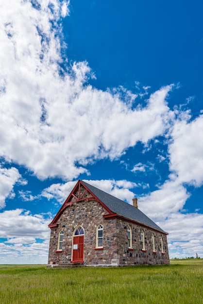 La storica Fairview United Church in pietra nelle praterie canadesi costruita nel 1903