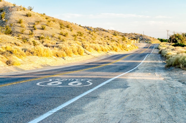 La storica Route 66 con segnaletica stradale in California USA