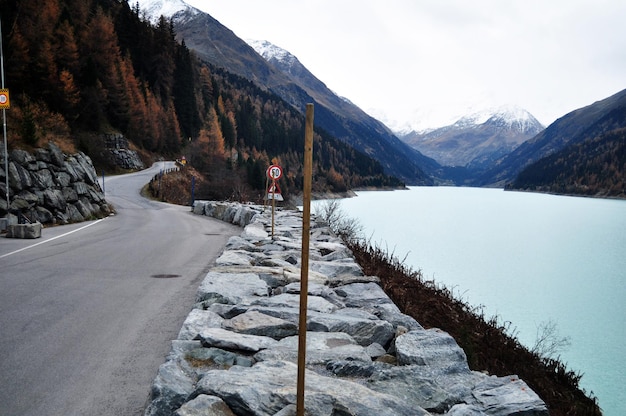 La strada accanto al Gepatsch Stausee Reservoir e al lago VernagtStausee va sulla montagna delle Alpi a Kaunertaler Gletscher nella valle alpina del villaggio di Kaunertal nel Landeck nella città di Senales a Bolzano Tirolo Austria