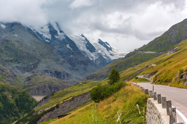 La strada alpina del Grossglockner con tempo nuvoloso e nebbioso