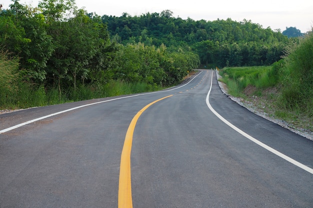 La strada asfaltata ha attraversato la montagna in Tailandia