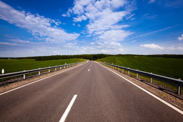 La strada asfaltata - la nuova strada asfaltata. estate dell'anno