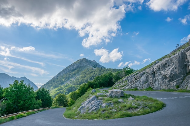 La strada che porta alla cima del monte Lovcen, in Montenegro