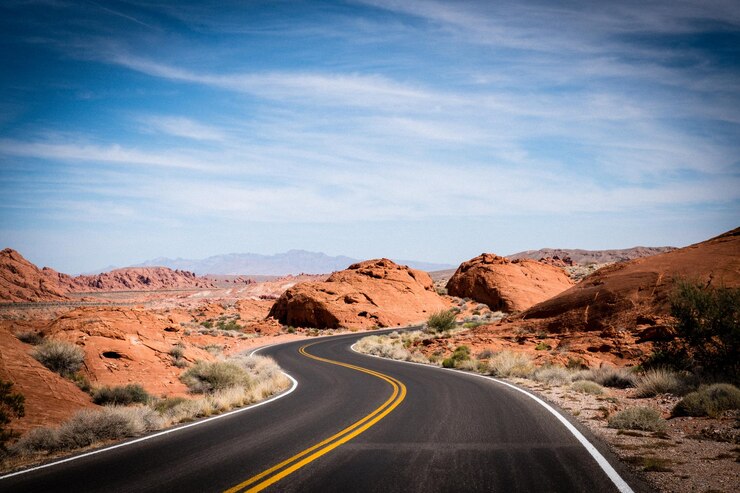 Foto la strada che porta verso le montagne contro il cielo