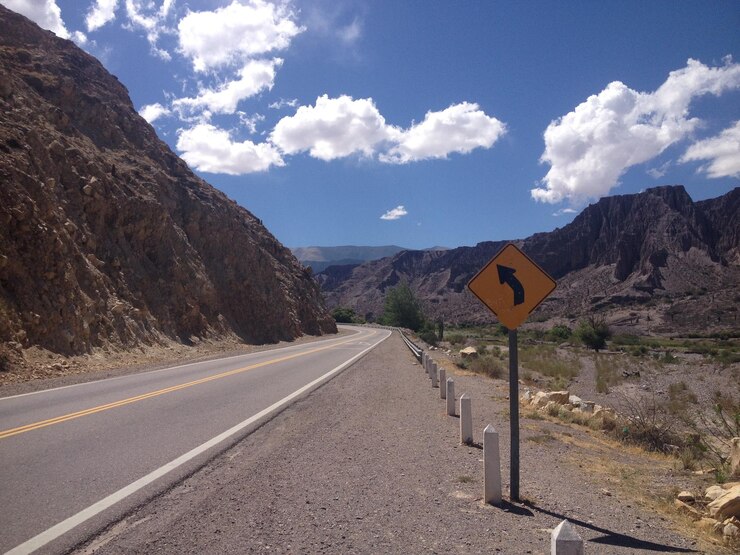 Foto la strada che porta verso le montagne contro il cielo