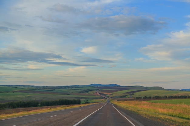 La strada corre in una splendida campagna tra i campiViaggi vacanze estive auto turismo