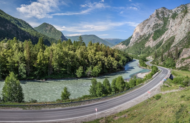 La strada costeggia il fiume nei monti Altai