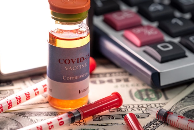 La strada del vaccino contro il coronavirus arriva con nuovi dollari e siringhe. Il concetto di un costoso vaccino di qualità