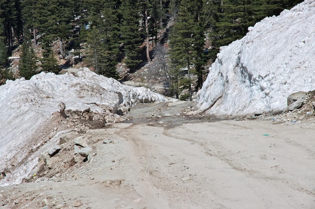 La strada della valle di Kalam in Himalaya Pakistan