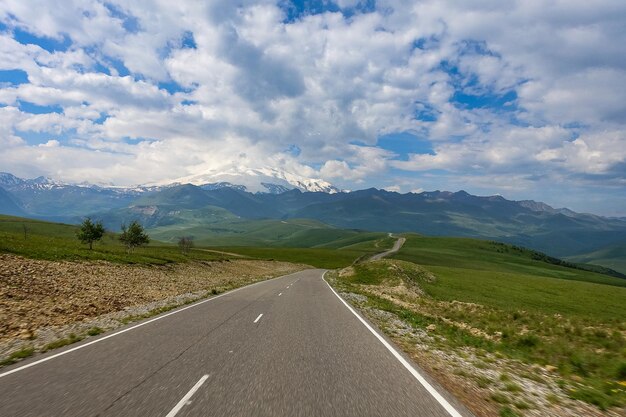 La strada di alta montagna al tratto di JilySu Caucaso KabardinoBalkaria Russia