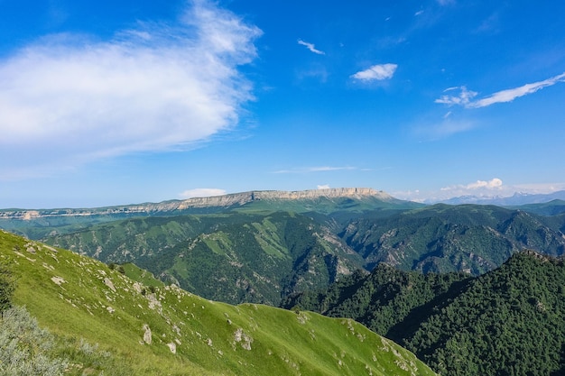 La strada di alta montagna al tratto di JilySu Caucaso KabardinoBalkaria Russia