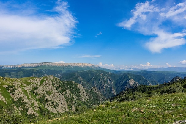 La strada di alta montagna al tratto di JilySu Caucaso KabardinoBalkaria Russia