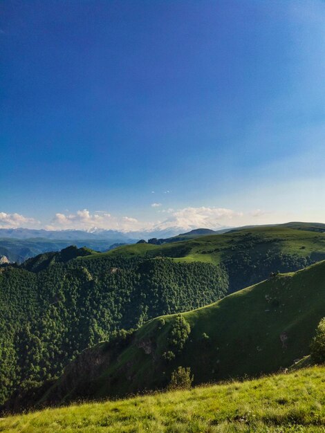 La strada di alta montagna al tratto di JilySu Caucaso KabardinoBalkaria Russia