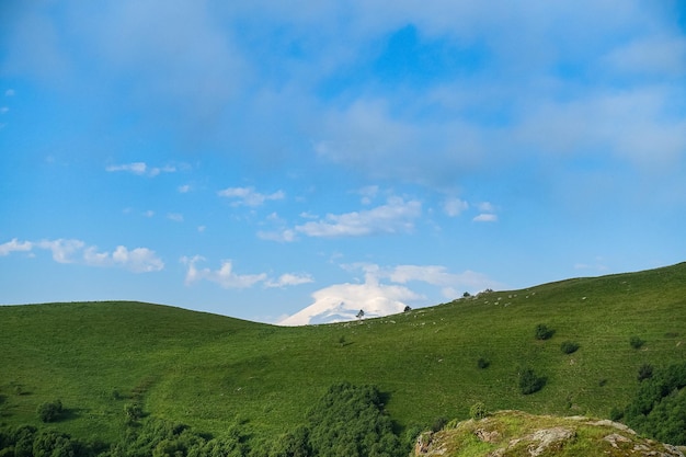 La strada di alta montagna al tratto di JilySu Caucaso KabardinoBalkaria Russia