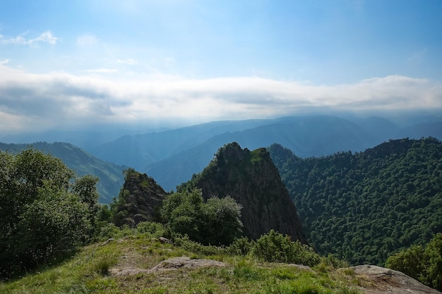 La strada di alta montagna al tratto di JilySu Caucaso KabardinoBalkaria Russia