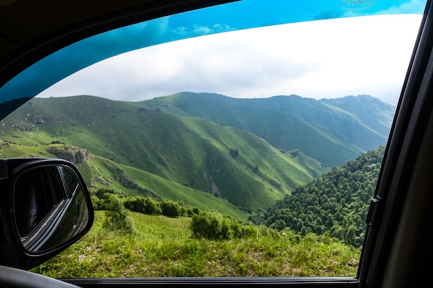 La strada di alta montagna al tratto di JilySu Caucaso KabardinoBalkaria Russia