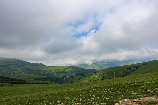 La strada di alta montagna al tratto di JilySu Caucaso KabardinoBalkaria Russia