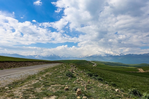 La strada di alta montagna al tratto di JilySu Caucaso KabardinoBalkaria Russia