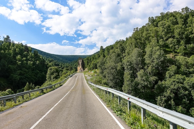 La strada di alta montagna al tratto di JilySu Caucaso KabardinoBalkaria Russia