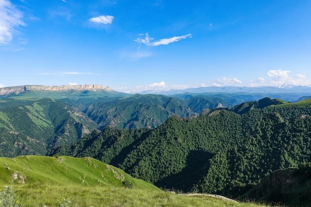 La strada di alta montagna al tratto di JilySu Caucaso KabardinoBalkaria Russia