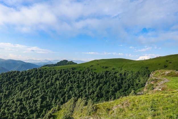 La strada di alta montagna al tratto di JilySu Caucaso KabardinoBalkaria Russia