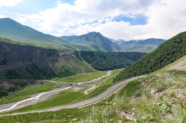 La strada di alta montagna al tratto di JilySu Caucaso KabardinoBalkaria Russia