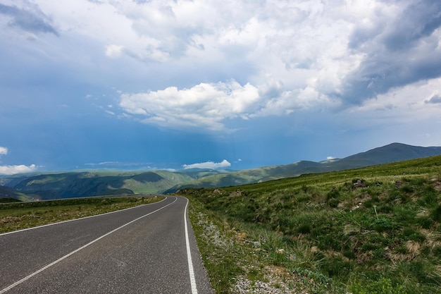 La strada di alta montagna al tratto di JilySu Caucaso KabardinoBalkaria Russia