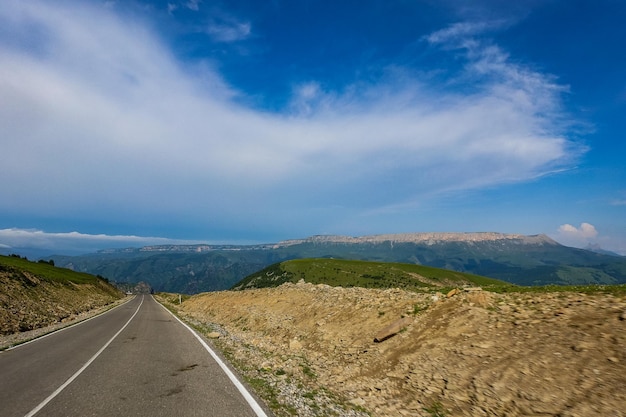 La strada di alta montagna al tratto di JilySu Caucaso KabardinoBalkaria Russia