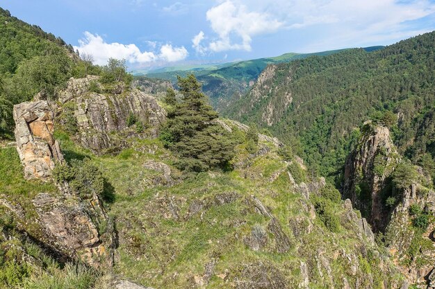 La strada di alta montagna al tratto di JilySu Caucaso KabardinoBalkaria Russia