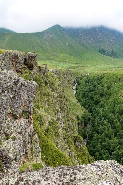 La strada di alta montagna al tratto di JilySu Caucaso KabardinoBalkaria Russia