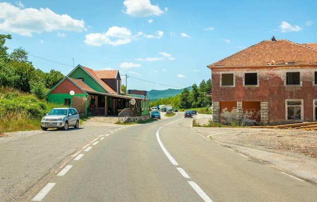 La strada di montagna in Montenegro