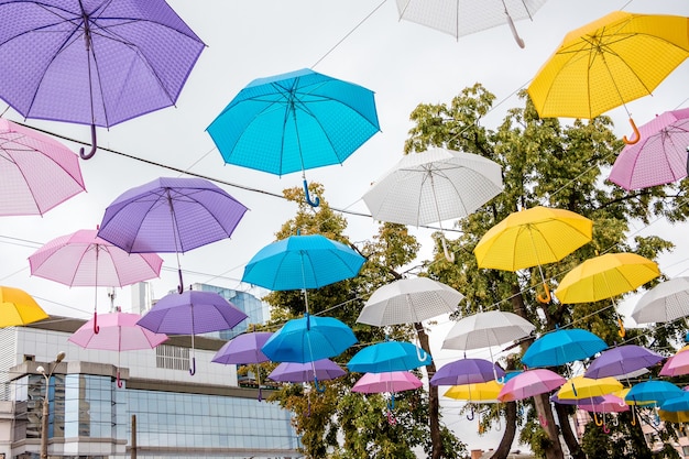 La strada di una città moderna è decorata con ombrelloni colorati_