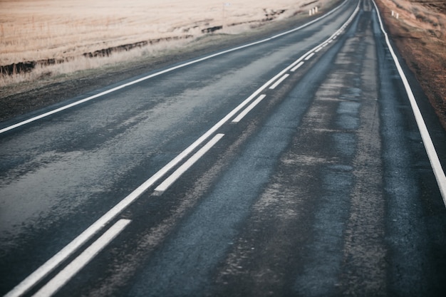 La strada dopo la pioggia tra i campi.