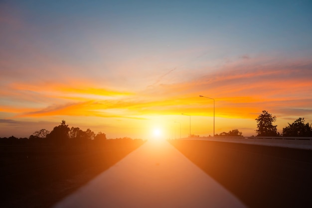 La strada e il cielo al tramonto