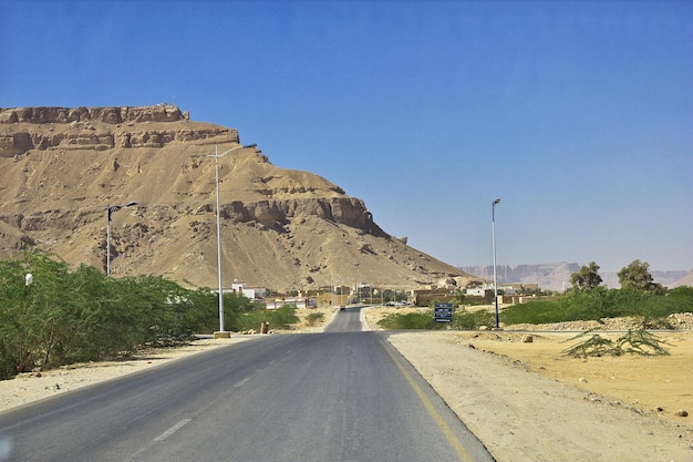 La strada in montagna a Wadi Hadhramaut Yemen