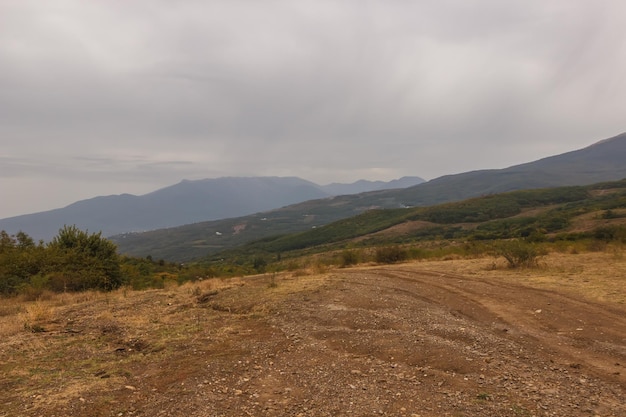 La strada nella valle ai piedi del Demerdzhi