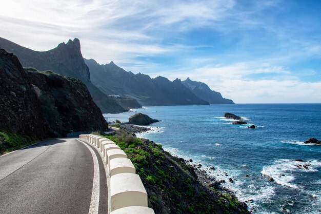 La strada nelle montagne Anaga sullo sfondo è l'Oceano Atlantico Tenerife