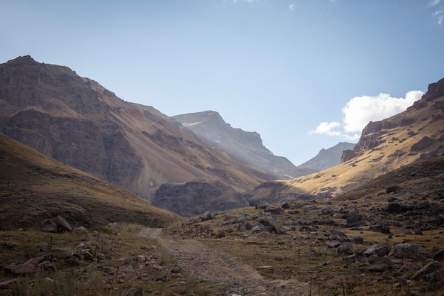 La strada sterrata attraversa le montagne