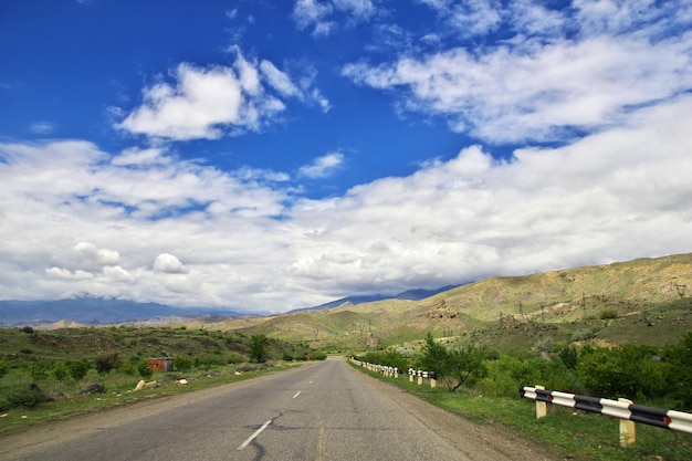 La strada sulla valle nelle montagne del Caucaso dell'Armenia