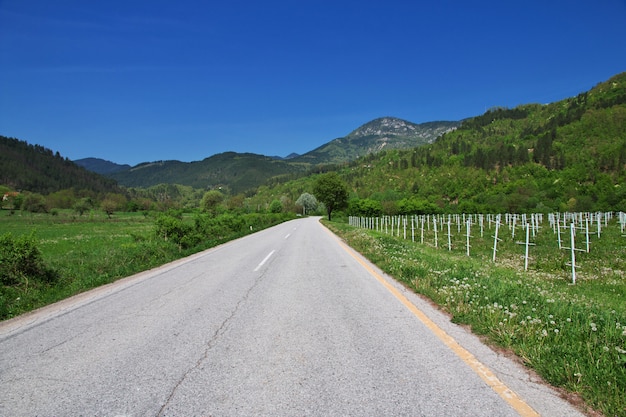 La strada sulle verdi montagne della Bosnia ed Erzegovina