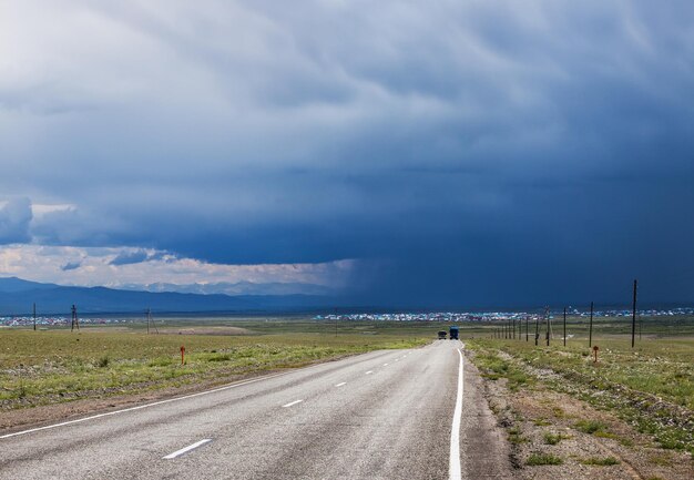 La strada sullo sfondo di una nuvola temporalesca