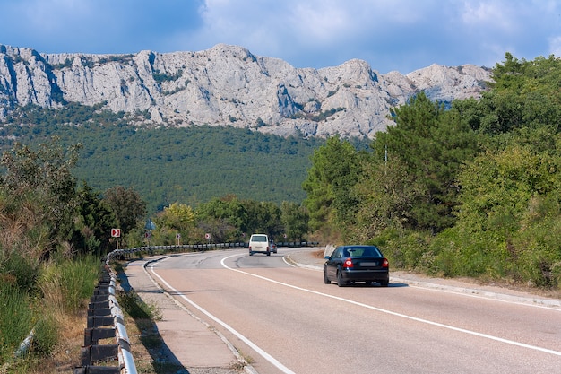 La strada tra le montagne