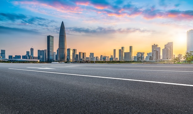 La strada urbana e l'architettura di Shenzhen abbelliscono l'orizzonte