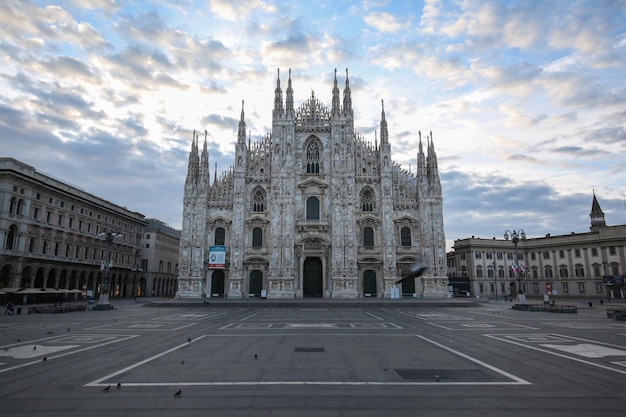 La strada vuota che porta alla chiesa contro le nuvole