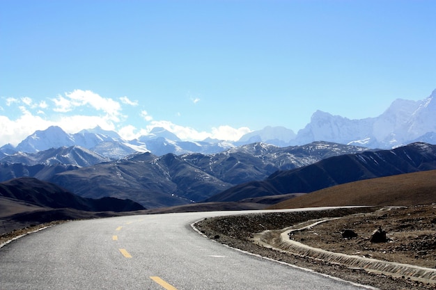 La strada vuota contro le montagne
