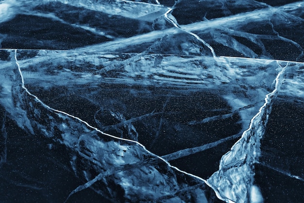 la struttura del ghiaccio si incrina baikal, sfondo astratto ghiaccio invernale blu trasparente