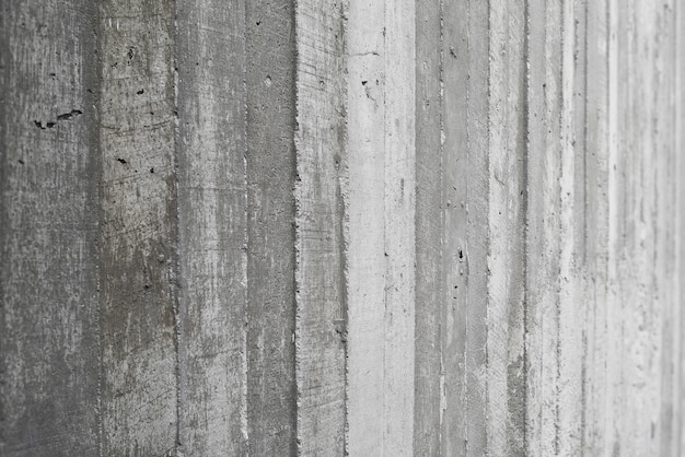 La struttura del lavoro di forma di legno ha timbrato su un muro di cemento crudo come fondo