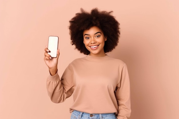 La studentessa afroamericana sorridente felice della foto sostiene il suo telefono