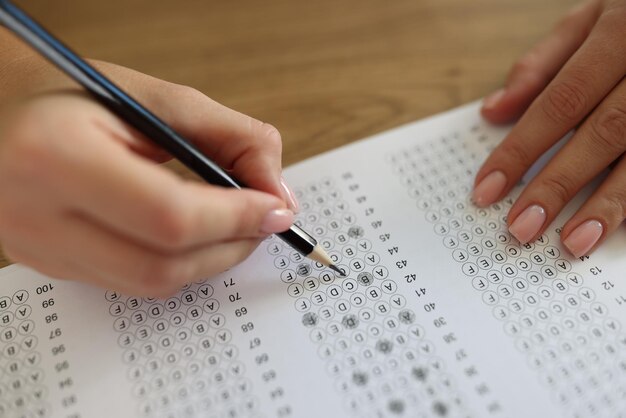 La studentessa risponde alle domande del test con la matita