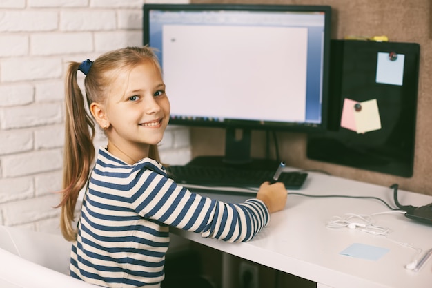 La studentessa si siede al computer e fa i compiti.